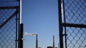 美國川普政府今日公布一項削弱對美國燃煤電廠監管的計畫，嘉惠全美燃煤電廠，與前總統歐巴馬希望逐步關閉燃煤電廠，以削減導致全球暖化的有害氣體排放量背道而馳。（圖／翻攝自推特）