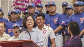 蔡英文總統22日接見小馬聯盟冠軍隊。（圖／總統府提供）