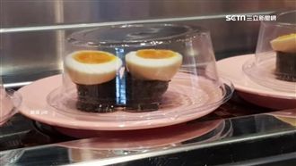 溏心蛋剖一半！網：食材加飯就壽司？