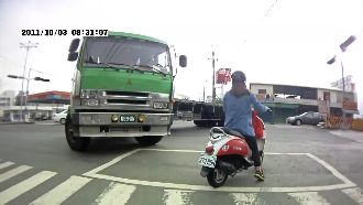 機車待轉要打方向燈？網揭2超慘下場