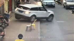 大陸安徽一名女駕駛日前開車誤入單行道，她一時心急，立刻下車查看路況，結果忘記拉手煞車，導致車子失控倒退，女駕駛慘被輾過，盆骨骨折受傷，所幸送醫治療後沒有生命危險。（圖／翻攝自YouTube《姜安峰》）