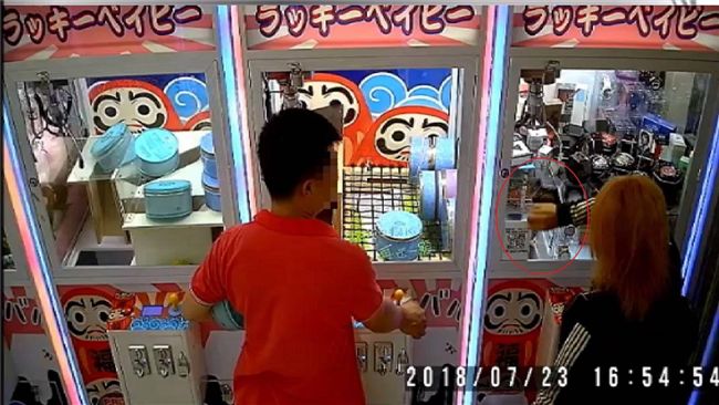 隔空取物！金髮女竊走娃娃機內錶