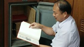 百年保險箱成功解鎖　學童上了堂歷史課