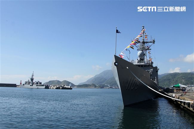 民國107年國防知性之旅，首次於蘇澳中正基地舉行，有海軍儀隊、陸戰隊綜合格鬥操演、莒拳道及破操演等，同時開放我艦隊四型主戰艦艇讓民眾登艦參觀。（記者邱榮吉/蘇澳拍攝）