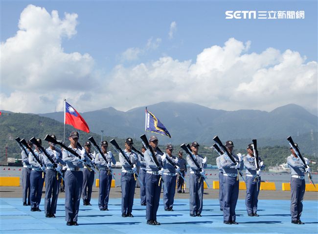 民國107年國防知性之旅，首次於蘇澳中正基地舉行，有海軍儀隊、陸戰隊綜合格鬥操演、莒拳道及破操演等，同時開放我艦隊四型主戰艦艇讓民眾登艦參觀。（記者邱榮吉/蘇澳拍攝）