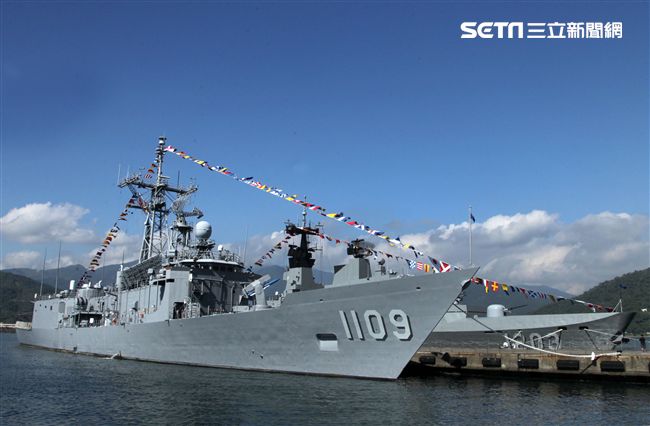 民國107年國防知性之旅，首次於蘇澳中正基地舉行，有海軍儀隊、陸戰隊綜合格鬥操演、莒拳道及破操演等，同時開放我艦隊四型主戰艦艇讓民眾登艦參觀。（記者邱榮吉/蘇澳拍攝）