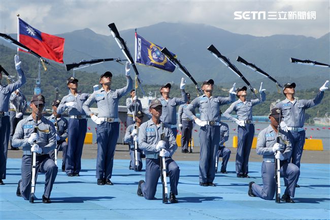 民國107年國防知性之旅，首次於蘇澳中正基地舉行，有海軍儀隊、陸戰隊綜合格鬥操演、莒拳道及破操演等，同時開放我艦隊四型主戰艦艇讓民眾登艦參觀。（記者邱榮吉/蘇澳拍攝）