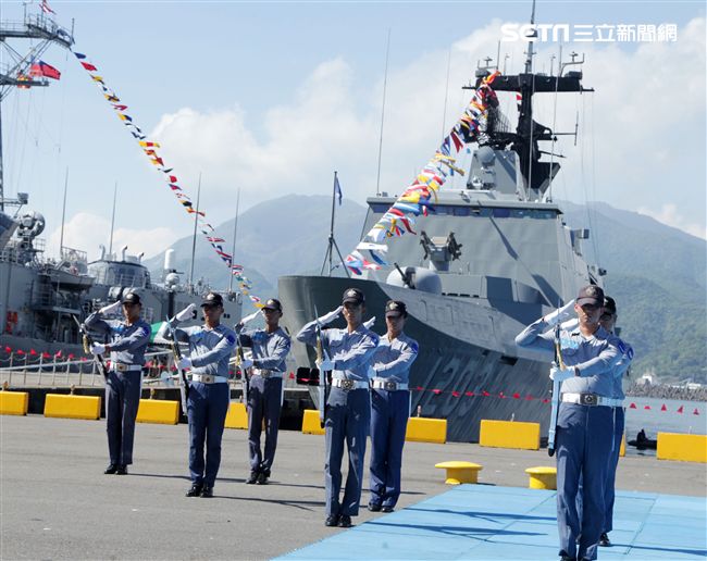 民國107年國防知性之旅，首次於蘇澳中正基地舉行，有海軍儀隊、陸戰隊綜合格鬥操演、莒拳道及破操演等，同時開放我艦隊四型主戰艦艇讓民眾登艦參觀。（記者邱榮吉/蘇澳拍攝）