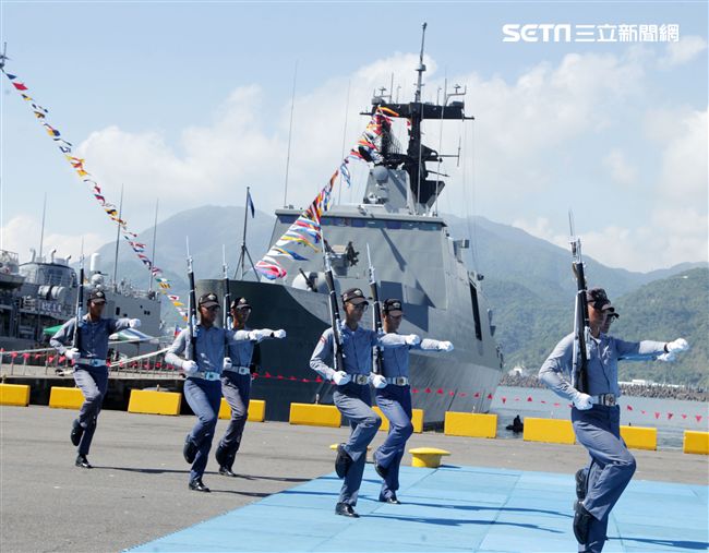民國107年國防知性之旅，首次於蘇澳中正基地舉行，有海軍儀隊、陸戰隊綜合格鬥操演、莒拳道及破操演等，同時開放我艦隊四型主戰艦艇讓民眾登艦參觀。（記者邱榮吉/蘇澳拍攝）