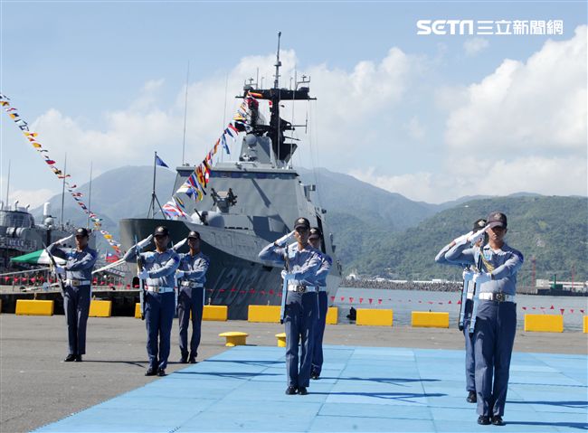 民國107年國防知性之旅，首次於蘇澳中正基地舉行，有海軍儀隊、陸戰隊綜合格鬥操演、莒拳道及破操演等，同時開放我艦隊四型主戰艦艇讓民眾登艦參觀。（記者邱榮吉/蘇澳拍攝）
