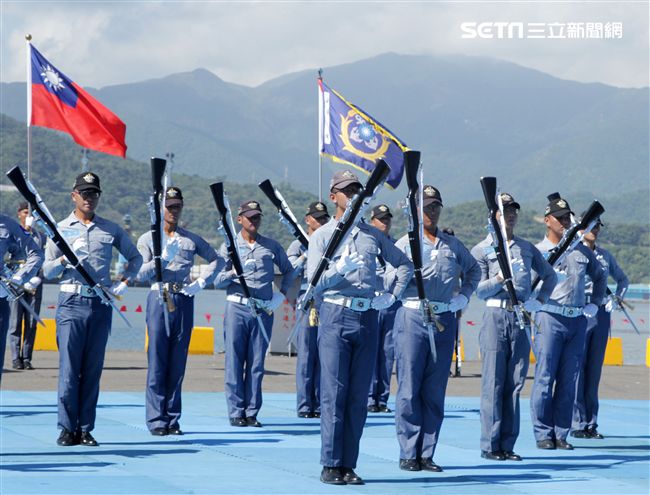 民國107年國防知性之旅，首次於蘇澳中正基地舉行，有海軍儀隊、陸戰隊綜合格鬥操演、莒拳道及破操演等，同時開放我艦隊四型主戰艦艇讓民眾登艦參觀。（記者邱榮吉/蘇澳拍攝）