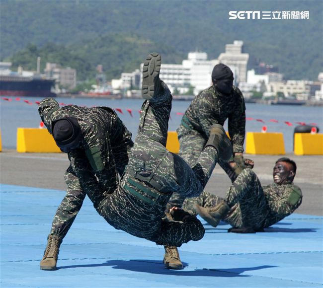 民國107年國防知性之旅，首次於蘇澳中正基地舉行，有海軍儀隊、陸戰隊綜合格鬥操演、莒拳道及破操演等，同時開放我艦隊四型主戰艦艇讓民眾登艦參觀。（記者邱榮吉/蘇澳拍攝）