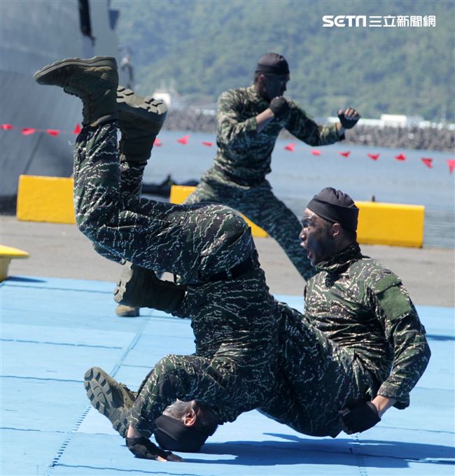 民國107年國防知性之旅，首次於蘇澳中正基地舉行，有海軍儀隊、陸戰隊綜合格鬥操演、莒拳道及破操演等，同時開放我艦隊四型主戰艦艇讓民眾登艦參觀。（記者邱榮吉/蘇澳拍攝）