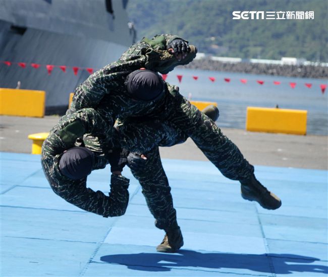 民國107年國防知性之旅，首次於蘇澳中正基地舉行，有海軍儀隊、陸戰隊綜合格鬥操演、莒拳道及破操演等，同時開放我艦隊四型主戰艦艇讓民眾登艦參觀。（記者邱榮吉/蘇澳拍攝）