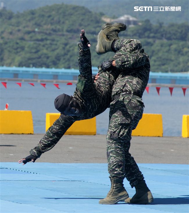 民國107年國防知性之旅，首次於蘇澳中正基地舉行，有海軍儀隊、陸戰隊綜合格鬥操演、莒拳道及破操演等，同時開放我艦隊四型主戰艦艇讓民眾登艦參觀。（記者邱榮吉/蘇澳拍攝）