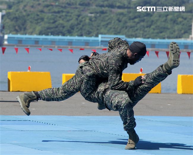 民國107年國防知性之旅，首次於蘇澳中正基地舉行，有海軍儀隊、陸戰隊綜合格鬥操演、莒拳道及破操演等，同時開放我艦隊四型主戰艦艇讓民眾登艦參觀。（記者邱榮吉/蘇澳拍攝）