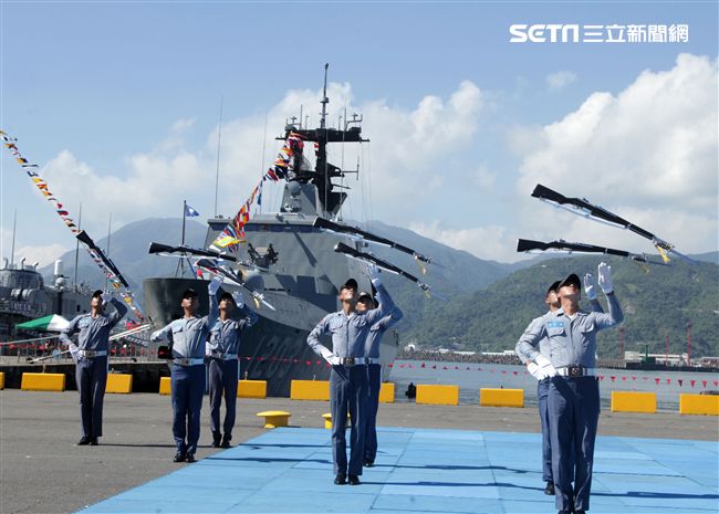 民國107年國防知性之旅，首次於蘇澳中正基地舉行，有海軍儀隊、陸戰隊綜合格鬥操演、莒拳道及破操演等，同時開放我艦隊四型主戰艦艇讓民眾登艦參觀。（記者邱榮吉/蘇澳拍攝）