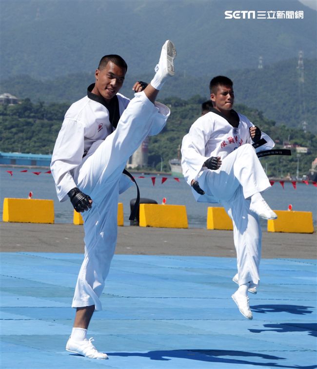 民國107年國防知性之旅，首次於蘇澳中正基地舉行，有海軍儀隊、陸戰隊綜合格鬥操演、莒拳道及破操演等，同時開放我艦隊四型主戰艦艇讓民眾登艦參觀。（記者邱榮吉/蘇澳拍攝）