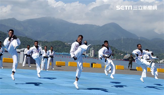 民國107年國防知性之旅，首次於蘇澳中正基地舉行，有海軍儀隊、陸戰隊綜合格鬥操演、莒拳道及破操演等，同時開放我艦隊四型主戰艦艇讓民眾登艦參觀。（記者邱榮吉/蘇澳拍攝）