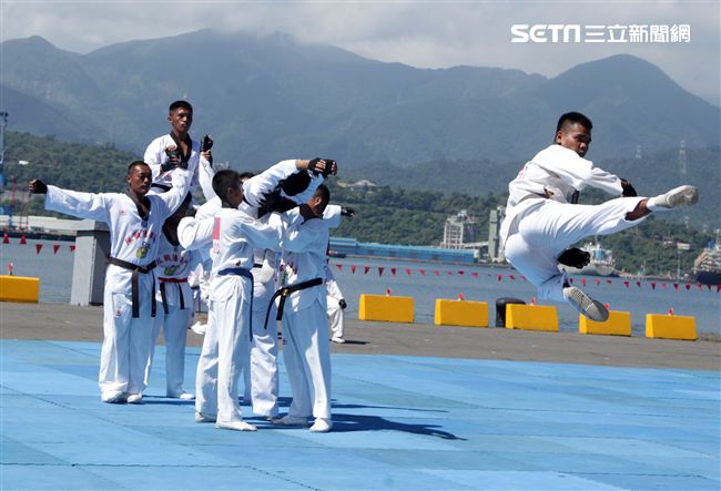 民國107年國防知性之旅，首次於蘇澳中正基地舉行，有海軍儀隊、陸戰隊綜合格鬥操演、莒拳道及破操演等，同時開放我艦隊四型主戰艦艇讓民眾登艦參觀。（記者邱榮吉/蘇澳拍攝）