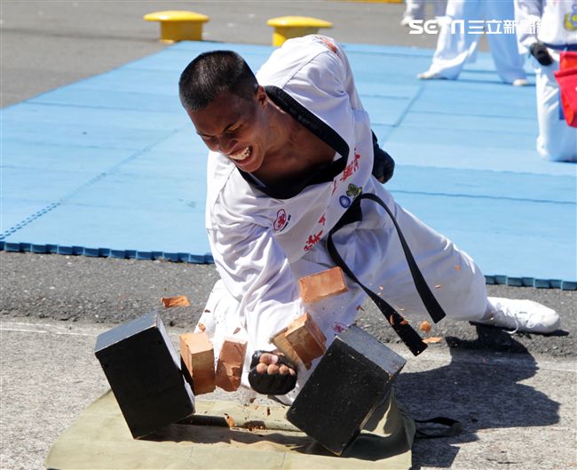 民國107年國防知性之旅，首次於蘇澳中正基地舉行，有海軍儀隊、陸戰隊綜合格鬥操演、莒拳道及破操演等，同時開放我艦隊四型主戰艦艇讓民眾登艦參觀。（記者邱榮吉/蘇澳拍攝）