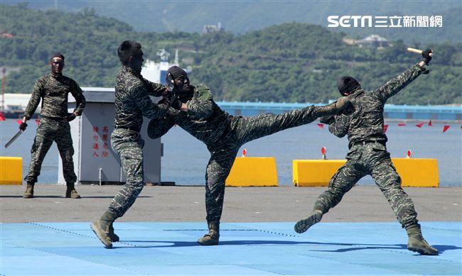民國107年國防知性之旅，首次於蘇澳中正基地舉行，有海軍儀隊、陸戰隊綜合格鬥操演、莒拳道及破操演等，同時開放我艦隊四型主戰艦艇讓民眾登艦參觀。（記者邱榮吉/蘇澳拍攝）