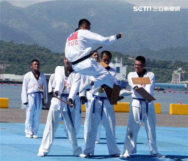 民國107年國防知性之旅，首次於蘇澳中正基地舉行，有海軍儀隊、陸戰隊綜合格鬥操演、莒拳道及破操演等，同時開放我艦隊四型主戰艦艇讓民眾登艦參觀。（記者邱榮吉/蘇澳拍攝）