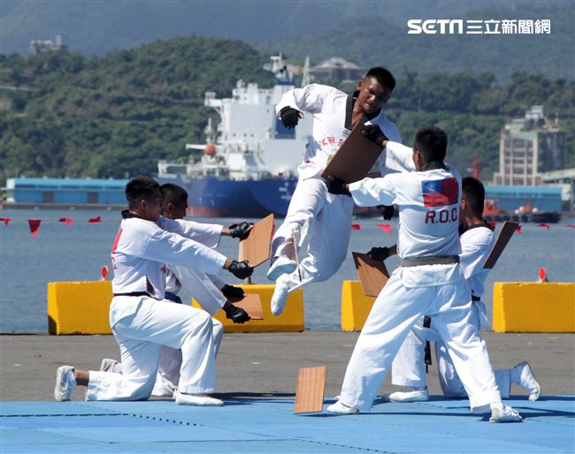 民國107年國防知性之旅，首次於蘇澳中正基地舉行，有海軍儀隊、陸戰隊綜合格鬥操演、莒拳道及破操演等，同時開放我艦隊四型主戰艦艇讓民眾登艦參觀。（記者邱榮吉/蘇澳拍攝）
