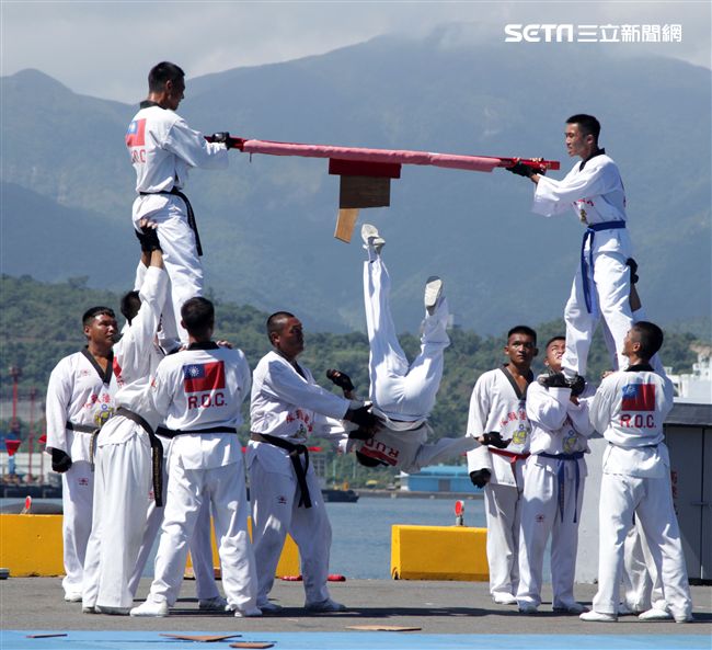 民國107年國防知性之旅，首次於蘇澳中正基地舉行，有海軍儀隊、陸戰隊綜合格鬥操演、莒拳道及破操演等，同時開放我艦隊四型主戰艦艇讓民眾登艦參觀。（記者邱榮吉/蘇澳拍攝）