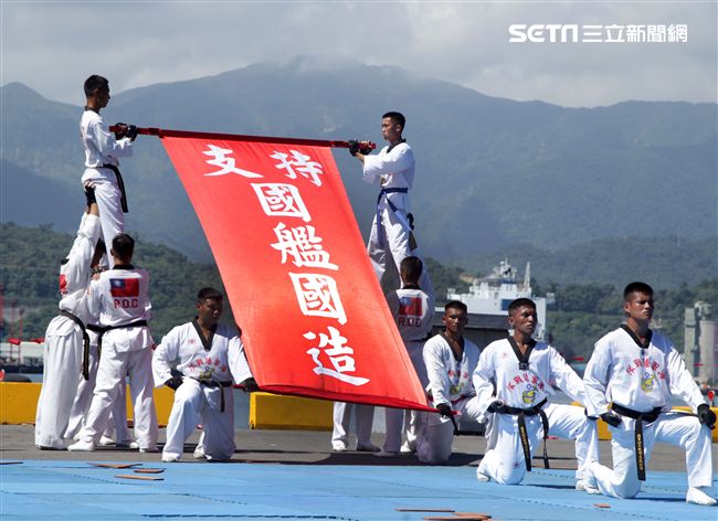 民國107年國防知性之旅，首次於蘇澳中正基地舉行，有海軍儀隊、陸戰隊綜合格鬥操演、莒拳道及破操演等，同時開放我艦隊四型主戰艦艇讓民眾登艦參觀。（記者邱榮吉/蘇澳拍攝）