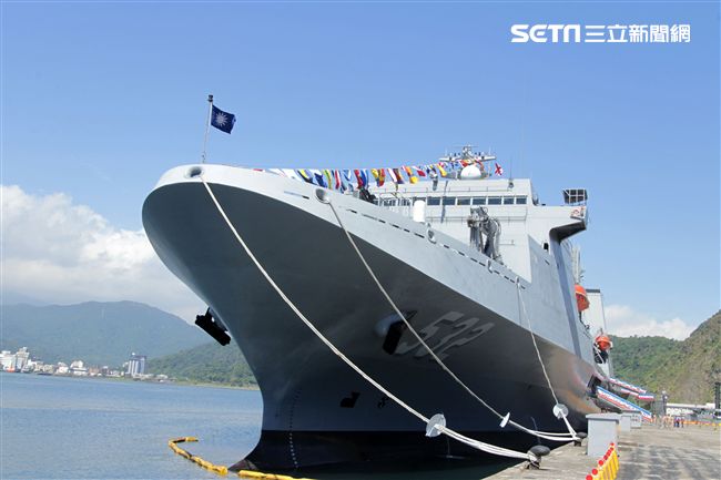 民國107年國防知性之旅，首次於蘇澳中正基地舉行，有海軍儀隊、陸戰隊綜合格鬥操演、莒拳道及破操演等，同時開放我艦隊四型主戰艦艇讓民眾登艦參觀。（記者邱榮吉/蘇澳拍攝）