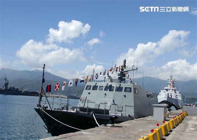 民國107年國防知性之旅，首次於蘇澳中正基地舉行，有海軍儀隊、陸戰隊綜合格鬥操演、莒拳道及破操演等，同時開放我艦隊四型主戰艦艇讓民眾登艦參觀。（記者邱榮吉/蘇澳拍攝）