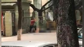 中國大陸一名攤商當街持刀砍死保全,爭執,砍殺（圖／翻攝自《澎湃新聞》）