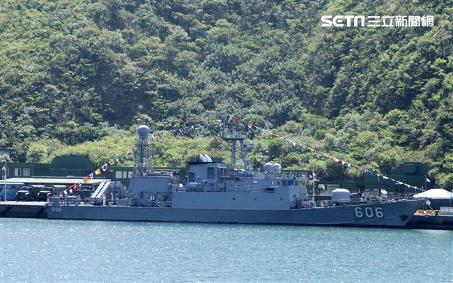 民國107年國防知性之旅，首次於蘇澳中正基地舉行，有海軍儀隊、陸戰隊綜合格鬥操演、莒拳道及破操演等，同時開放我艦隊四型主戰艦艇讓民眾登艦參觀。（記者邱榮吉/蘇澳拍攝）