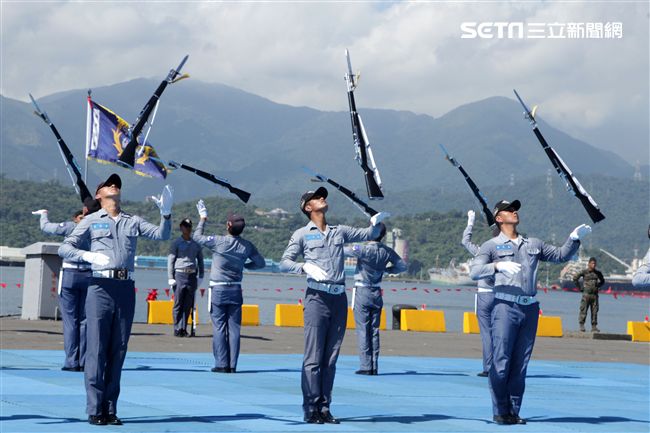 民國107年國防知性之旅，首次於蘇澳中正基地舉行，有海軍儀隊、陸戰隊綜合格鬥操演、莒拳道及破操演等，同時開放我艦隊四型主戰艦艇讓民眾登艦參觀。（記者邱榮吉/蘇澳拍攝）