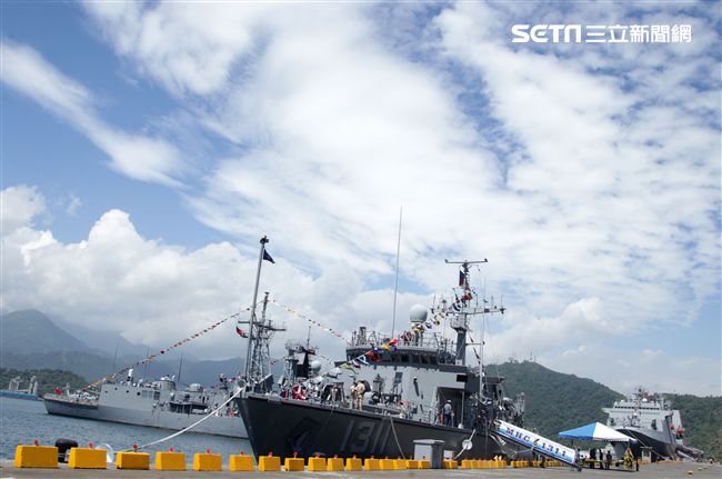 民國107年國防知性之旅，首次於蘇澳中正基地舉行，有海軍儀隊、陸戰隊綜合格鬥操演、莒拳道及破操演等，同時開放我艦隊四型主戰艦艇讓民眾登艦參觀。（記者邱榮吉/蘇澳拍攝）