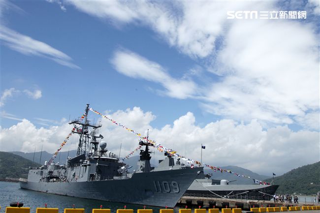 民國107年國防知性之旅，首次於蘇澳中正基地舉行，有海軍儀隊、陸戰隊綜合格鬥操演、莒拳道及破操演等，同時開放我艦隊四型主戰艦艇讓民眾登艦參觀。（記者邱榮吉/蘇澳拍攝）