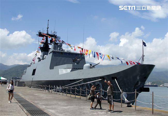 民國107年國防知性之旅，首次於蘇澳中正基地舉行，有海軍儀隊、陸戰隊綜合格鬥操演、莒拳道及破操演等，同時開放我艦隊四型主戰艦艇讓民眾登艦參觀。（記者邱榮吉/蘇澳拍攝）