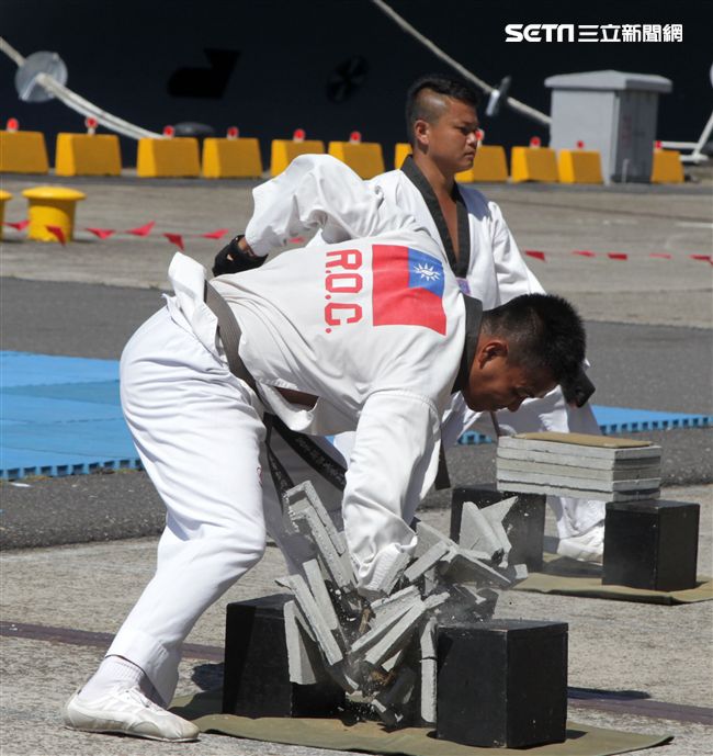 民國107年國防知性之旅，首次於蘇澳中正基地舉行，有海軍儀隊、陸戰隊綜合格鬥操演、莒拳道及破操演等，同時開放我艦隊四型主戰艦艇讓民眾登艦參觀。（記者邱榮吉/蘇澳拍攝）