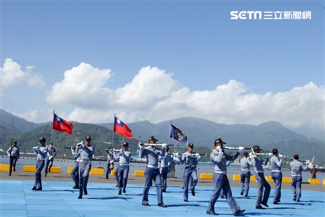 民國107年國防知性之旅，首次於蘇澳中正基地舉行，有海軍儀隊、陸戰隊綜合格鬥操演、莒拳道及破操演等，同時開放我艦隊四型主戰艦艇讓民眾登艦參觀。（記者邱榮吉/蘇澳拍攝）