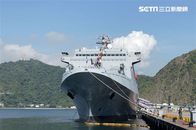 民國107年國防知性之旅，首次於蘇澳中正基地舉行，有海軍儀隊、陸戰隊綜合格鬥操演、莒拳道及破操演等，同時開放我艦隊四型主戰艦艇讓民眾登艦參觀。（記者邱榮吉/蘇澳拍攝）