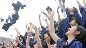 上海搶人才：北大清華大學畢業生可直接落戶中國大陸上海市8月推出新規，開放北京大學、北京清華大學畢業生在今年底以前可以直接申請落戶上海，不需要通過落戶評分制度。圖為北京大學畢業生。（中新社提供）中央社　107年8月7日