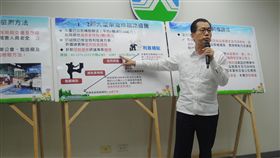 管制烏賊車　環保署：25年以上柴油車優先空氣污染防制法新制上路，加嚴10年以上烏賊車條文引起外界反彈，環保署長李應元22日指出，為了避免車商哄抬價格，環保署將優先管制約4萬輛的25年以上柴油大貨車，並與補助措施搭配。中央社記者吳欣紜攝　107年8月22日