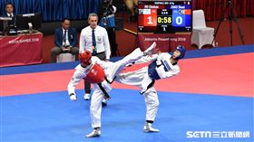 何嘉欣（紅）在四強出戰中國跆拳名將趙帥。（圖／記者王怡翔攝）