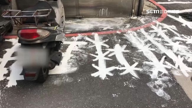 不滿家門口被違停！老翁怒嗆鄰推翻車