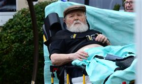 ▲帕里吉被強制遣返至德國（圖／翻攝自紐約郵報）
https://goo.gl/7vED5L