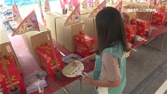普渡候選人？供品桌上擺滿選舉扇子
