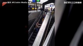 糗！電扶梯搭反邊　奮力爬仍不停下滑