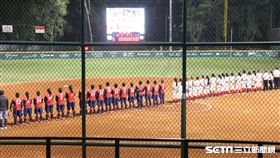 ▲台灣女壘與菲律賓賽前唱國歌儀式，中華台北為國旗歌。（圖／記者蕭保祥攝）