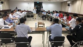 長榮釋善意　機師工會願給時間仍不排除罷工桃園市機師職業工會通過罷工投票，桃園市府勞動局22日邀集工會成員與長榮、華航協商，桃園市機師工會理事長李信燕表示，決定再給長榮公司一週的時間，但「仍不排除罷工」。中央社記者吳睿騏攝　107年8月22日